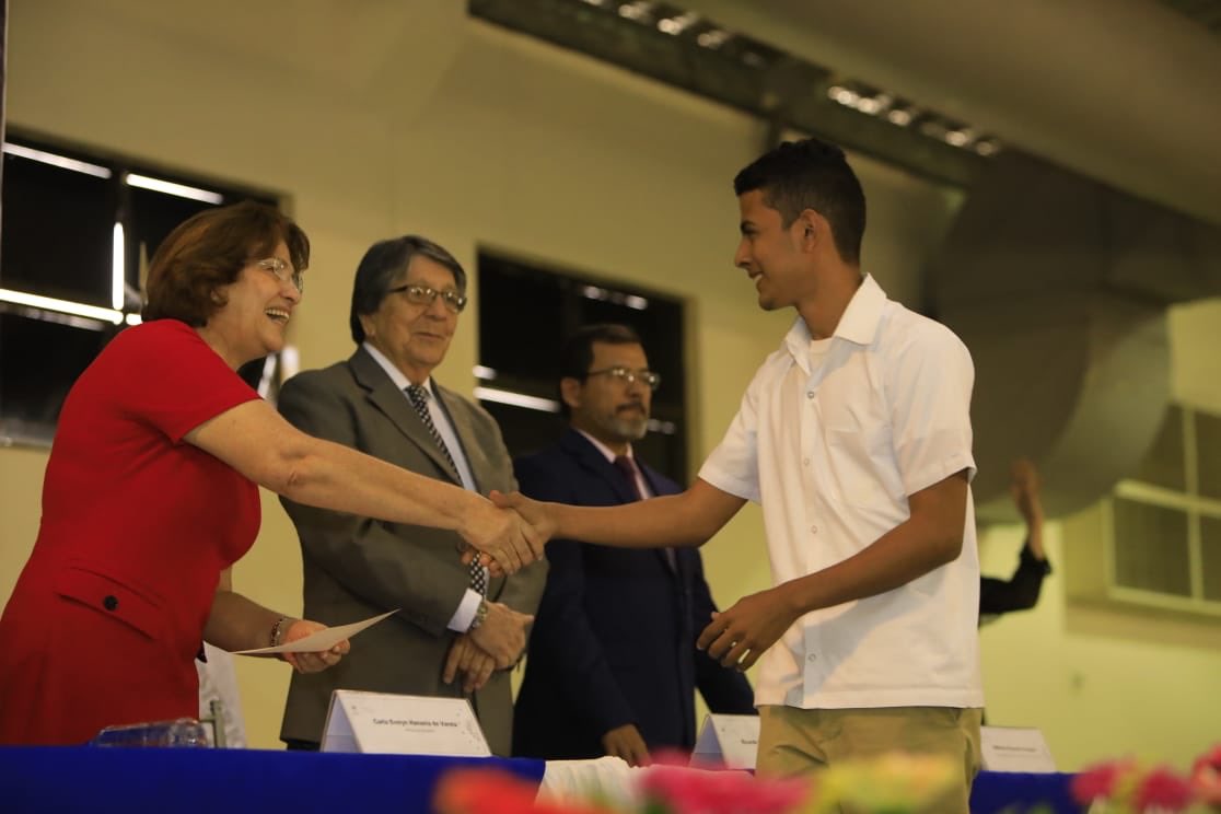 Educación entrega becas a estudiantes con mayor nota en la PAES educacion-entrega-becas-a-estudiantes-con-mayor-nota-en-la-paes